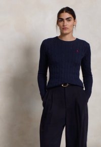 RL – Women's pullover with round neck in cable knit